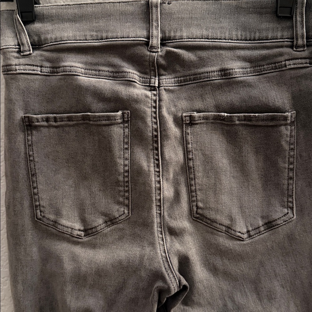 SPANX VINTAGE GREY DISTRESSED JEANS SIZE MEDIUM - Picture 6 of 8
